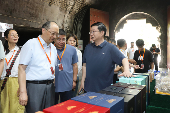 安徽省食品行(xíng)業(yè)協會(huì)會(huì)長(cháng)楊士友(yǒu)考察稻花(huā)香